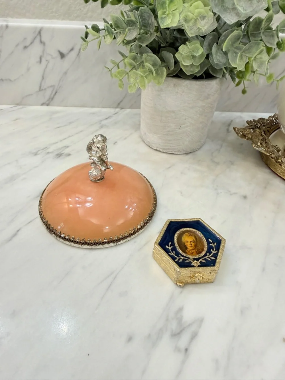 Vintage Estee Lauder Compact & Unusual Domed Mirror with Cherub - Picture 12 of 17